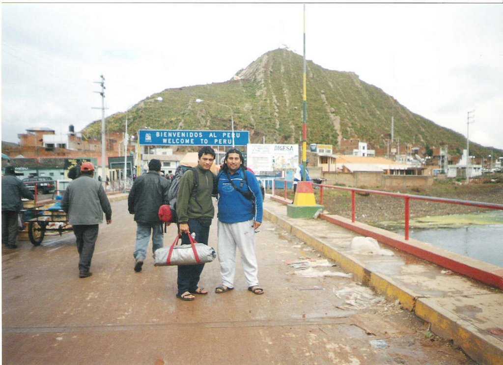 Cruce fronterizo Bolivia - Peru by Swordfish22