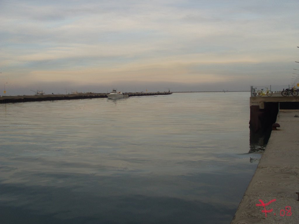 Marina di Ravenna - ingresso porto canale by maurofus