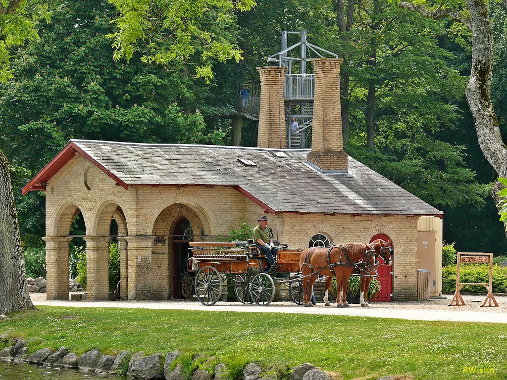 Egeskov Slot - Schlosstaxi vor der alten Schmiede by Robert (elch)