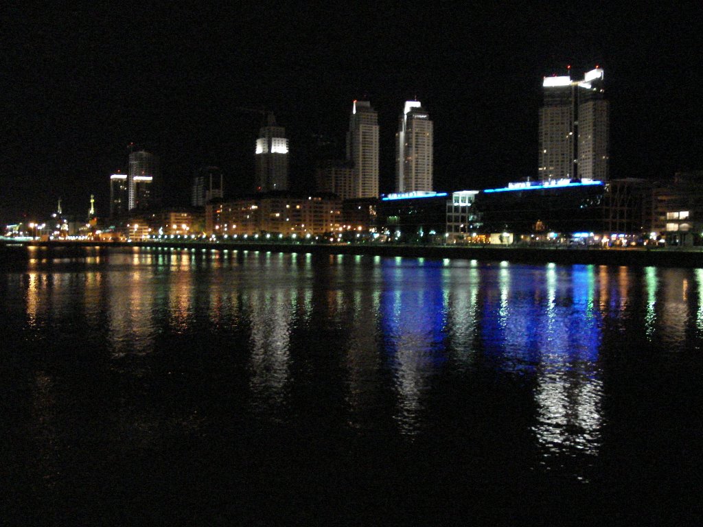 Puerto Madero de noche by s_wisner