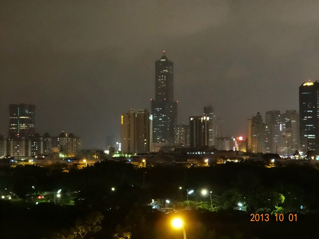 Taiwan-20131001-3-Kaohsiung-Landscape-捷運凱旋站旁的腳踏車道之夜景 by twsa181