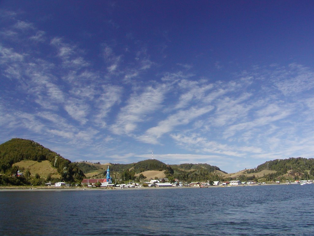 Tenaún desde el mar by Waldo Valderrama