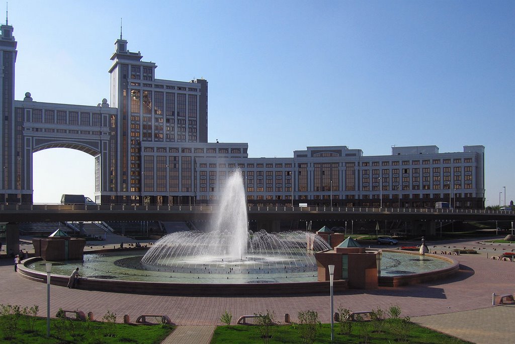 Round Square in Astana (Круглая площадь в Астане) by Alexey Pavlov