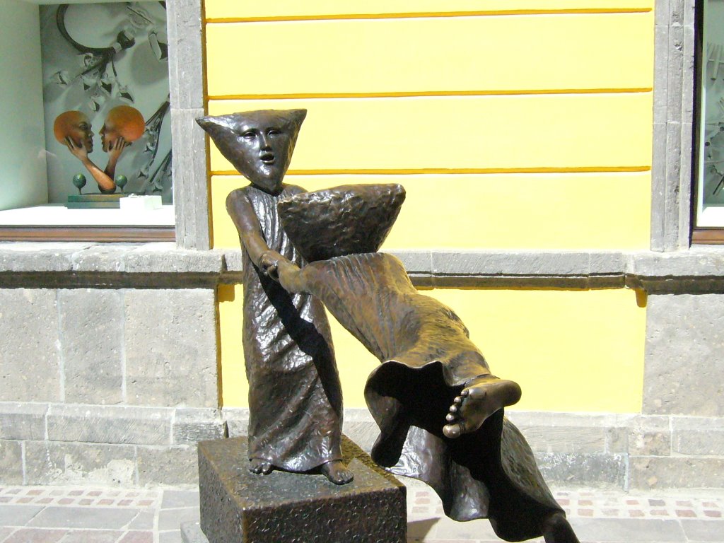 Tlaquepaque, escultura de Sergio Bustamante en la Ave. Hidalgo. 2007 by Pablo F.