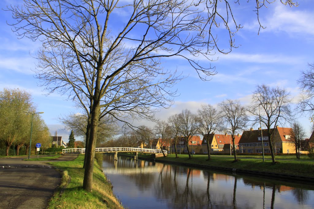 Aan de overzijde van de Leidse Rijn de wijk Veldhuizen in de Meern. by watersnip