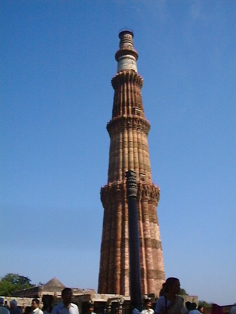 Qutub Minar by Aki Kuwahara