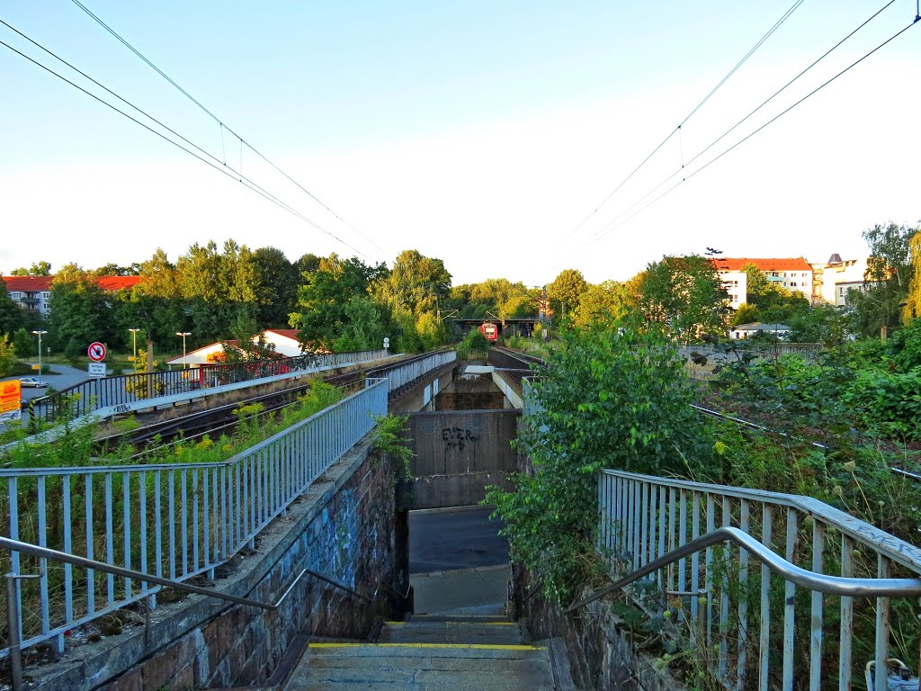 Chemnitz - Treppe vom Bahnsteig der Sachsen- Farnken-Magistrale auf dem Südbahnhof zur Bernsdorfer Straße by Rudolf Henkel