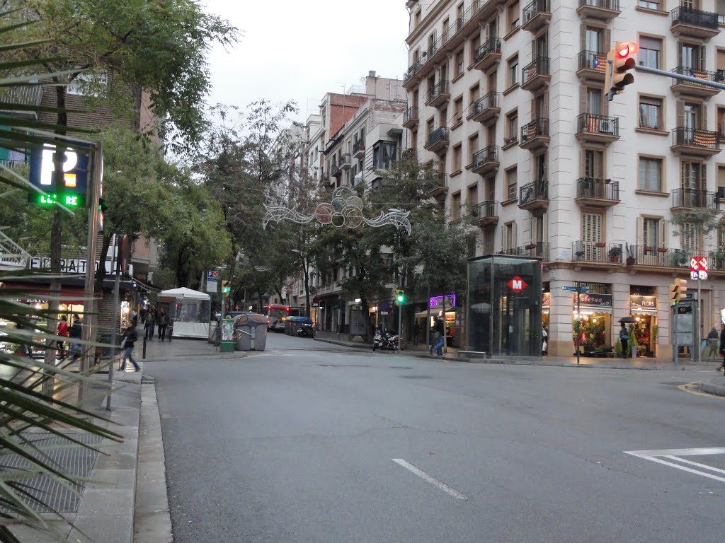 Carrer de l'Escorial, entre el distrito de Gràcia (Izq.) y el de l'Eixample (Dcha.) by >>päntarheî<<