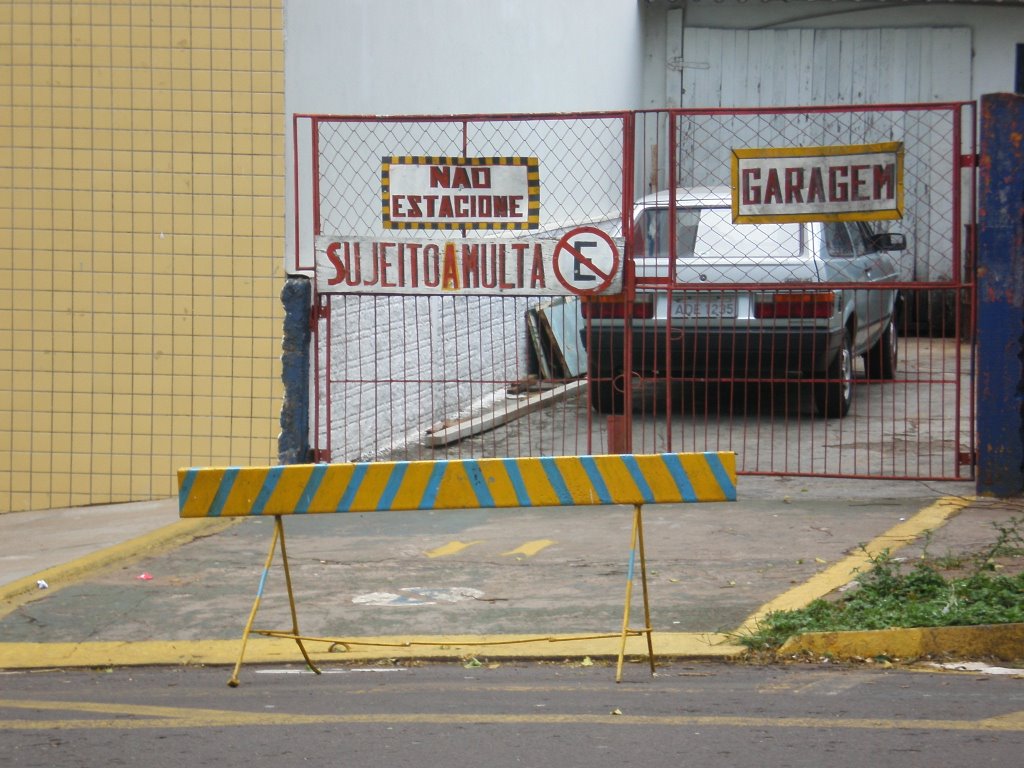 Entrada de veículo com sinalização exagerada Umuarama PR by Udson Pinho