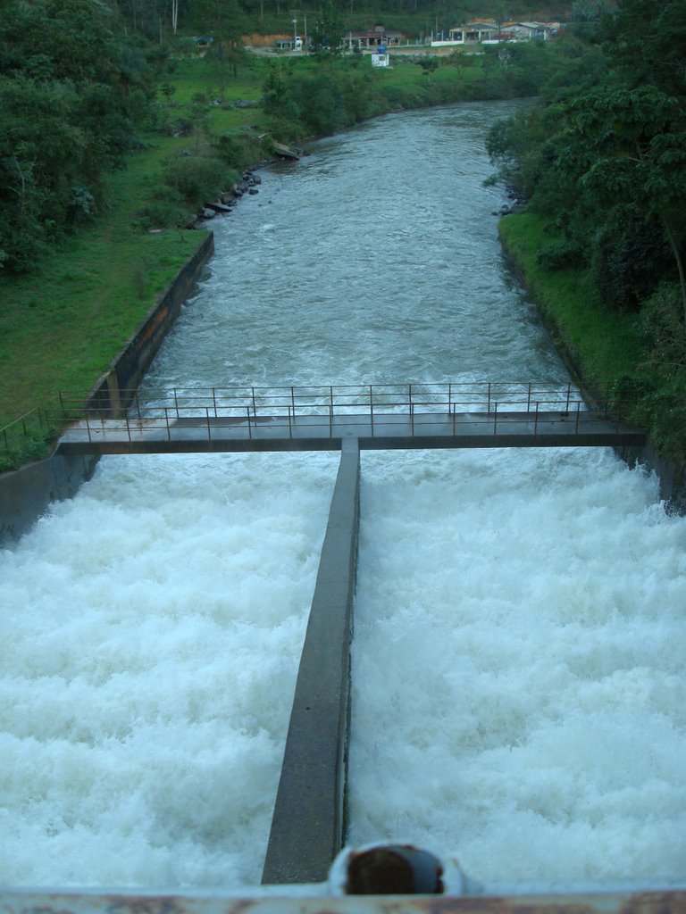 Canal da Represa - Mariporã - SP by Peter Ribeiro