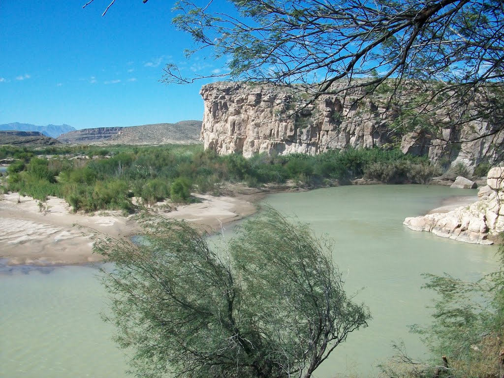 Rio Bravo frontera con Big Bend National Park, Texas. by fernando yates