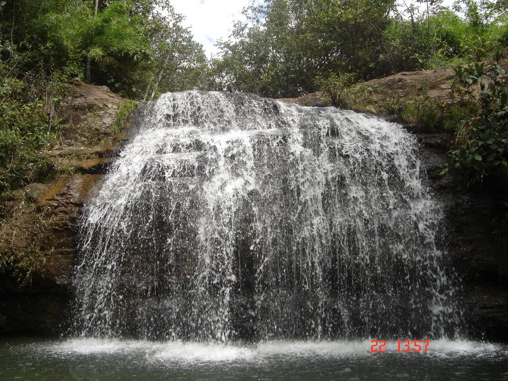 Cachoeira na serra de caldas by phierdecarlo