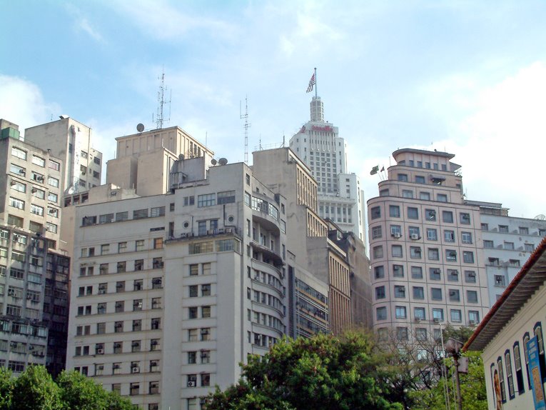 Vista de edifícios a partir do Páteo do Colégio by chico saragiotto