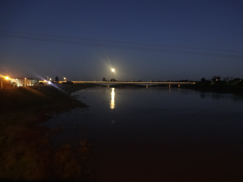 Luar sobre Rio dos Sinos - São Leopoldo - RS - Brasil by eltonlbsilveira