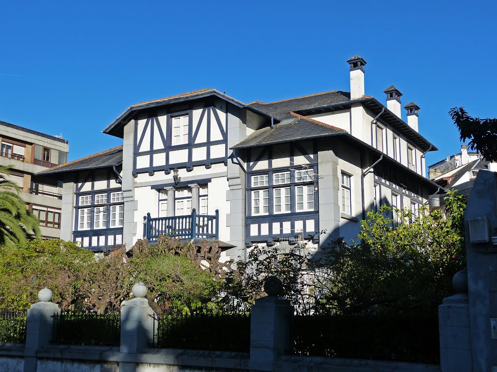 Navia (Asturias). Palacio Pérez-Casadoiro. by benjamin M. M.