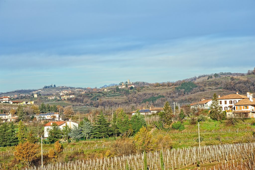 Pogled na razgledni stolp v Gonjačah in cerkev nad Kojskem by Valter Erzetič