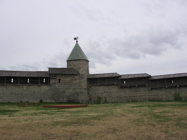 Pskov (Псков) - Кром - б. Смердья, стена над Великой. Где-то тут был Смердий захаб by Lantsov Oleg