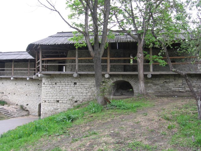 Pskov (Псков) - прясло стены у б. Покровская by Lantsov Oleg