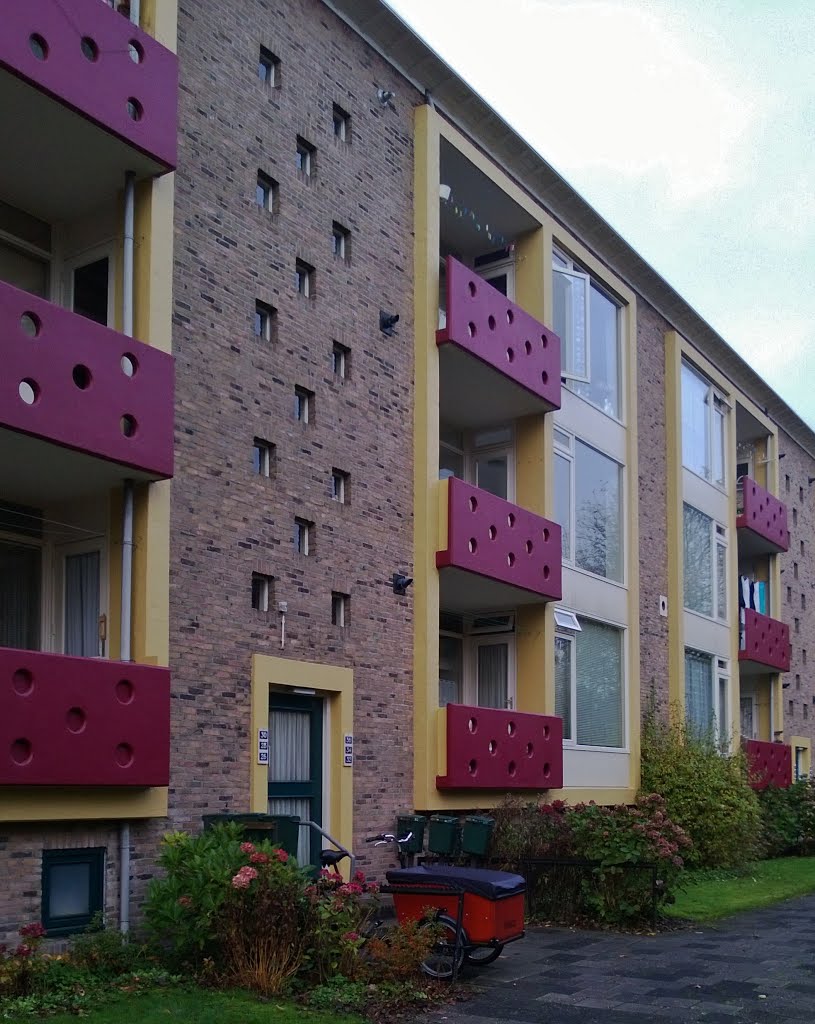 Een van de twee flats aan de Berkenstraat 43-55 en 30-48 bij de Lindenlaan, van architect Piet Götzen (1914-1977). by Hans R van der Woude