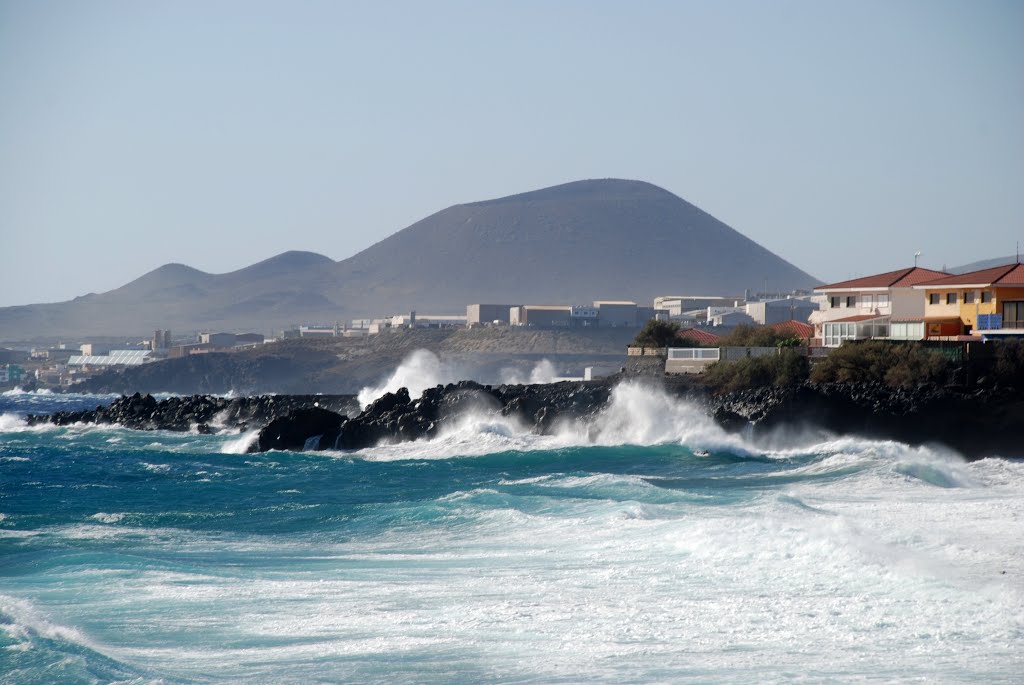 Olas sobre el Paseo Marítimo de Candelaria by logut