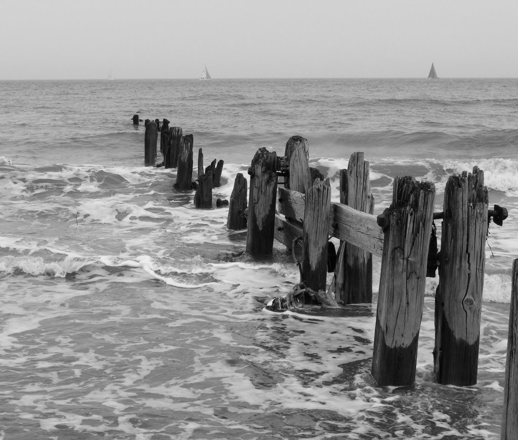 Wave breakers at Sandsend by Ian Todd