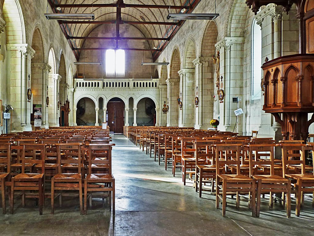 La nef de l'église St-Martin, Daumeray by FGuertin