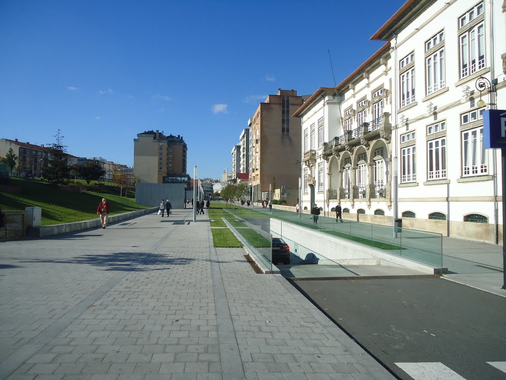 Parque Subterrâneo em frente à Câmara de Gaia by Belmiro Teixeira