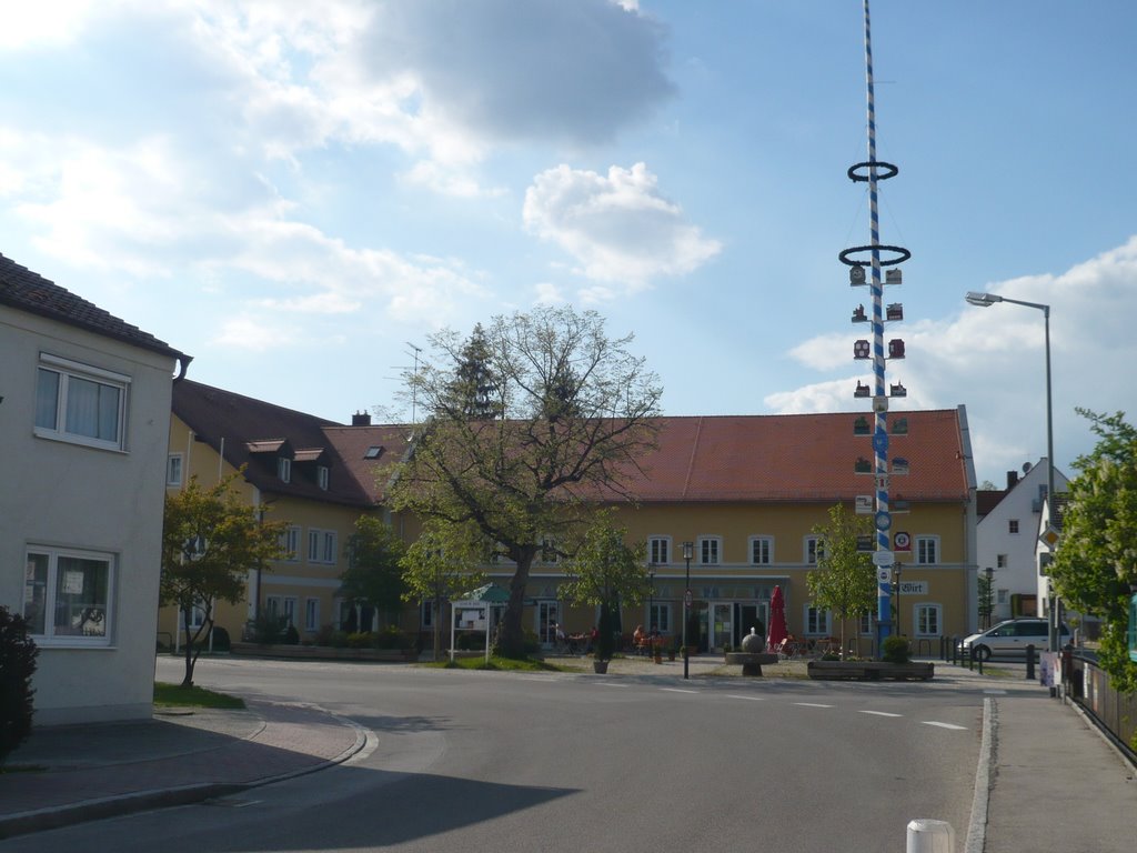 Dorfplatz mit 'Altem Wirt', Biergarten, Maibaum, Brunnen und Linde by chnokfir