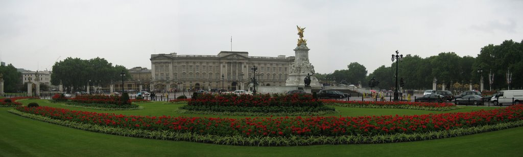 Buckingham Palace by Dana Xu