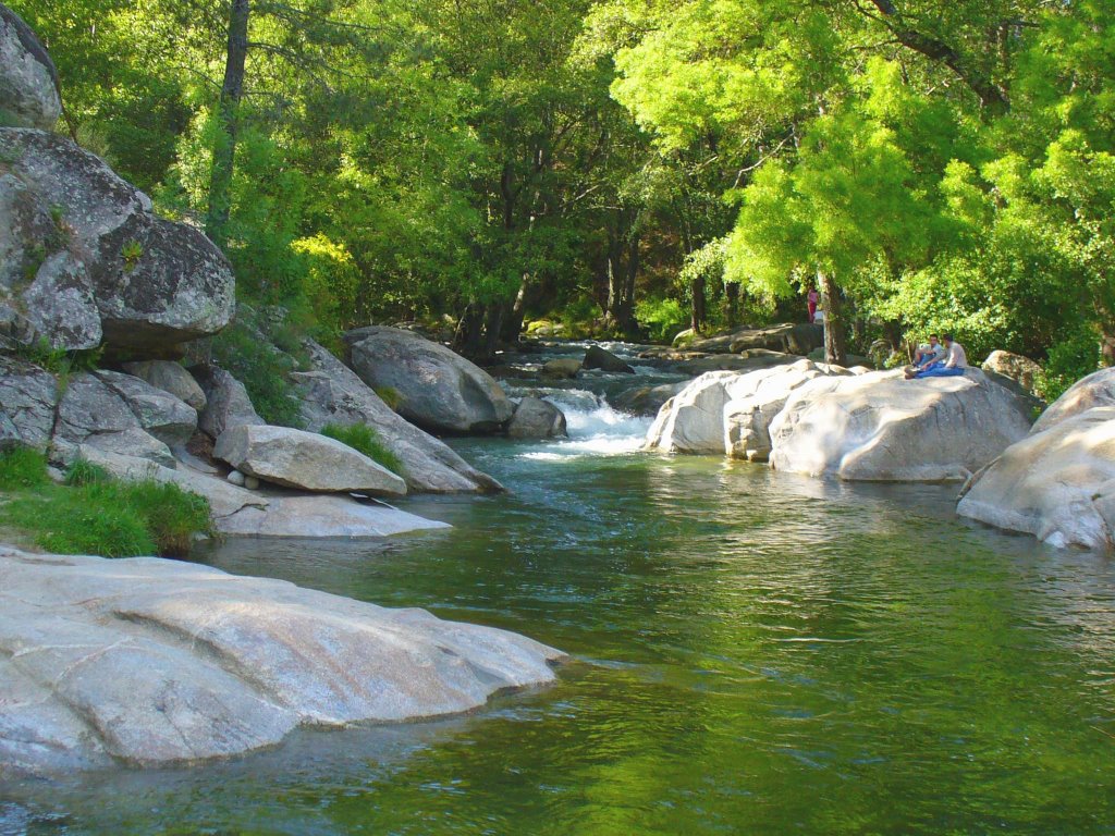 Entrada del río hacia la piscina natural de Arenas de San Pedro. by Juan Manuel Fernánde…