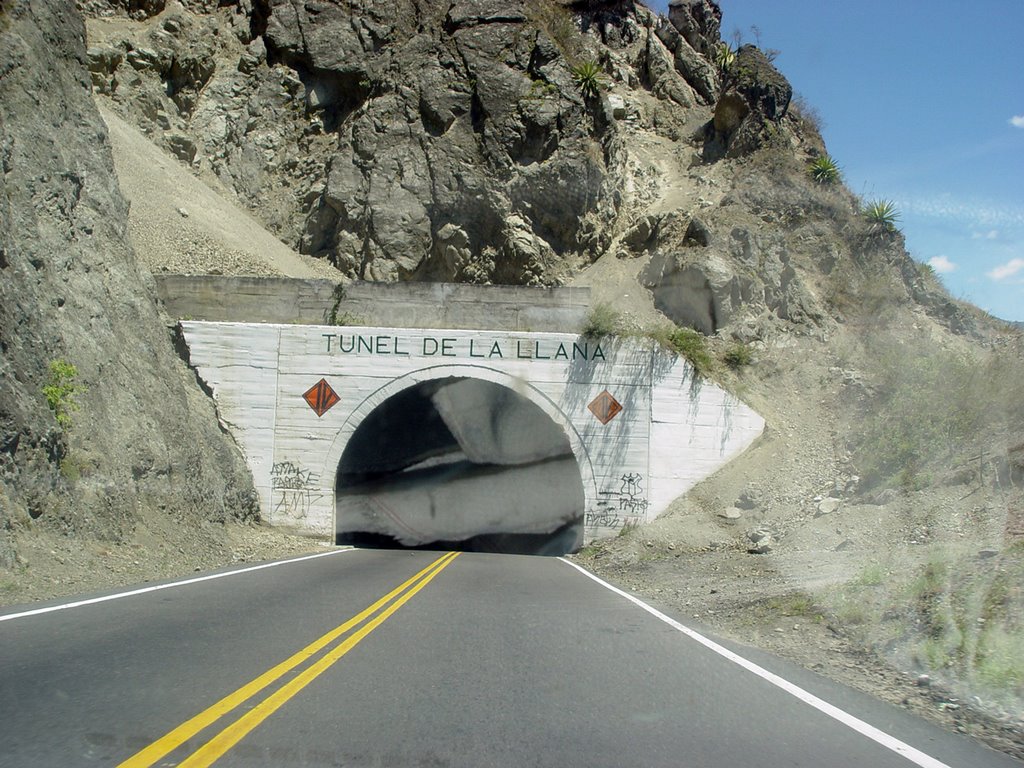 Túnel de La Llana, Carretera Panamericana Pasto-Popayán, Colombia by Efraim Omar Revelo