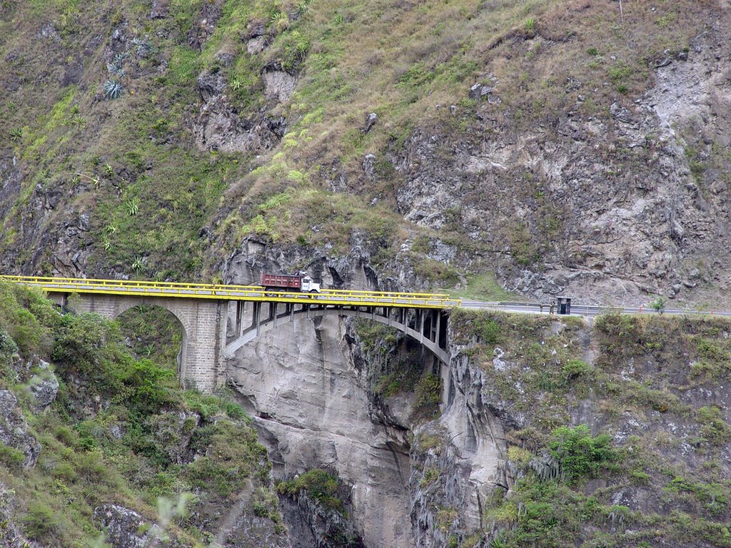 Puente Río Guáitara, carretera Panamericana Pasto-Ipiales, Colombia by Efraim Omar Revelo