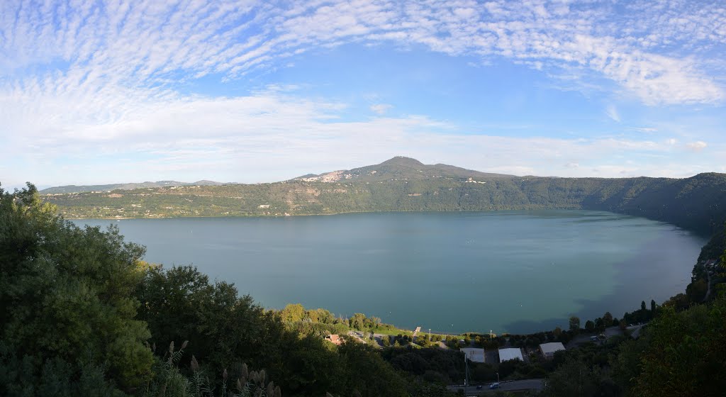 Il Lago Albano da Castel Gandolfo, Lazio. by Nicola e Pina varie