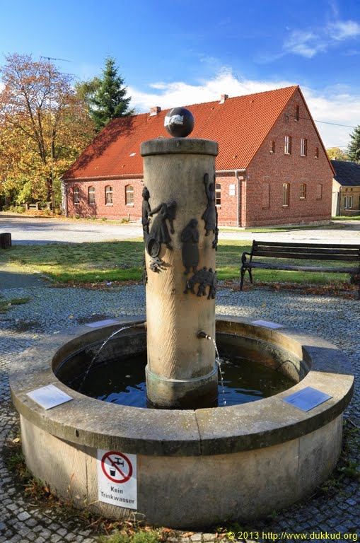 Sallgast - Niederlausitzer-Sagenbrunnen aus dem Jahre 1997 von Gottfried Kohl_01 by dukra