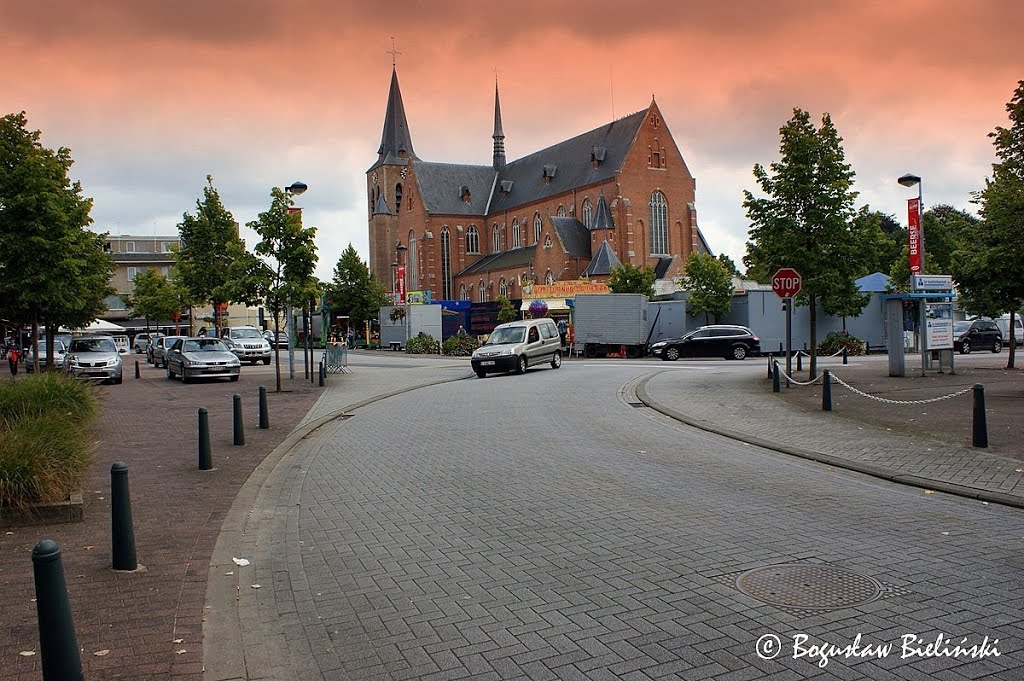 Centrum miasta Beerse stanowi Kerkplein czyli plac Kościelny od stojącego po jego środku kościoła parafialnego p.w. św. Lamberta, Sint- Lambertuskerk by Bielinski