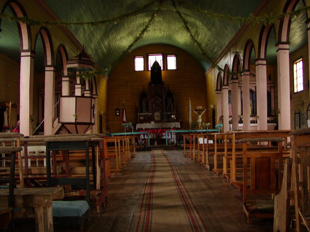 Interior iglesia de Tenaún 2004 by Waldo Valderrama