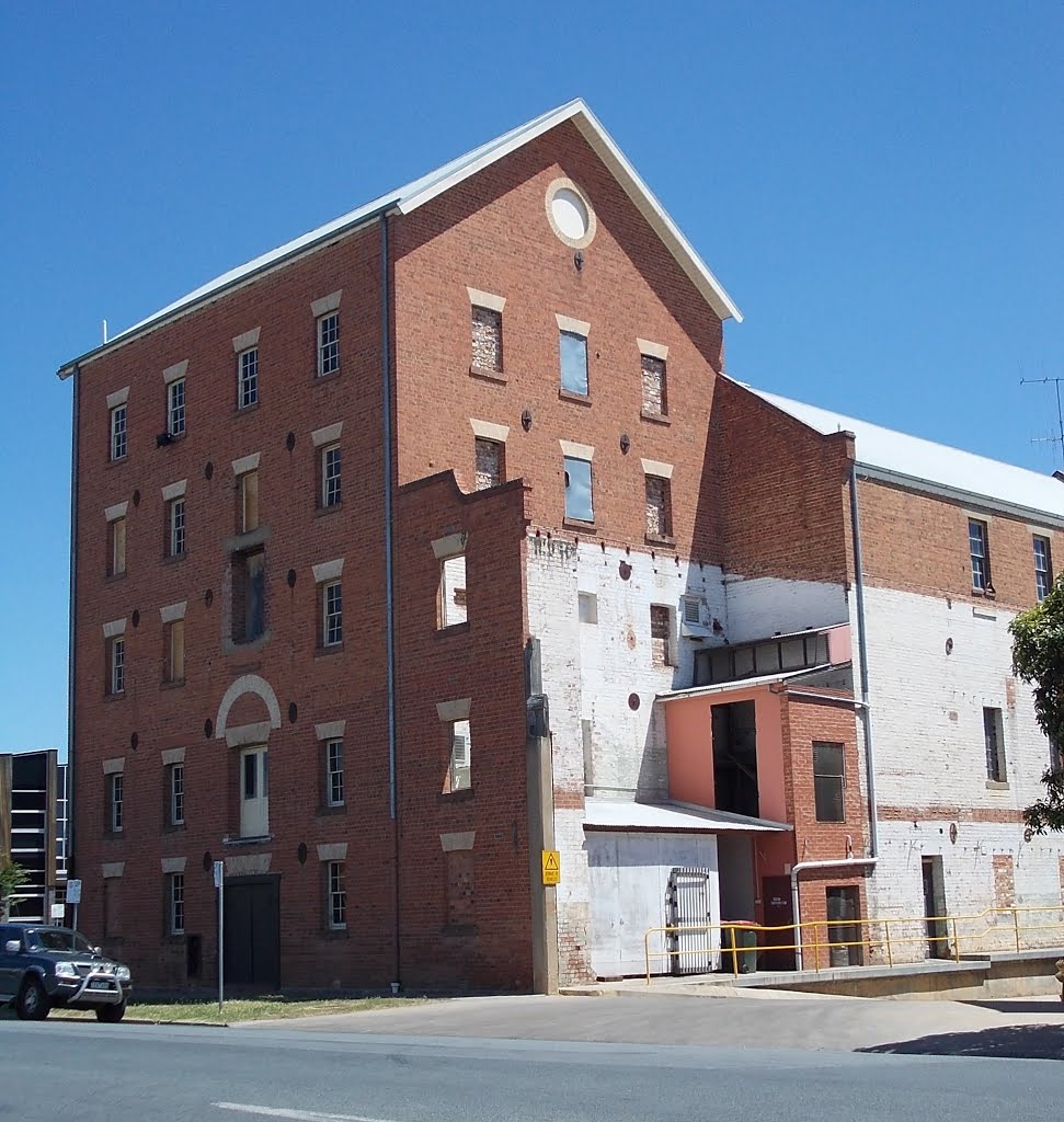 Multi-storeyed granary and mill by Phaedrus Fleurieu