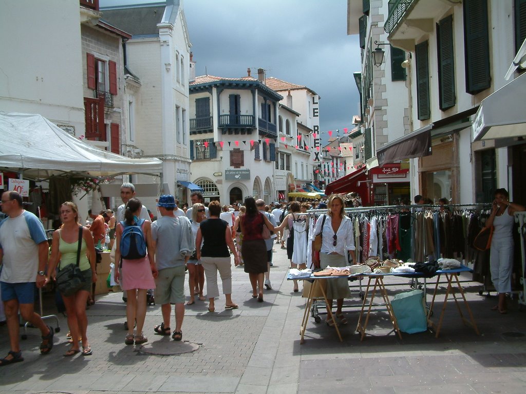 Saint Jean de Luz_Ruelle du centre ville by Jean-Francois LINARE…