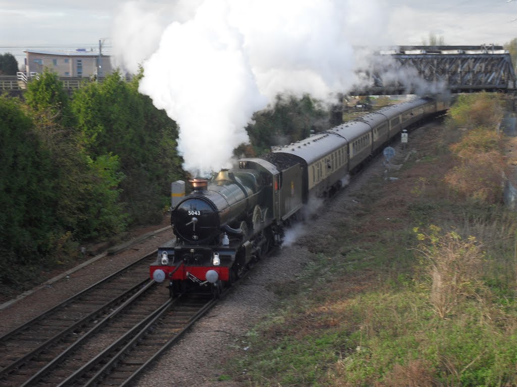 5043 Earl of Mount Edgcumbe powers away from Peterborough with the Elge Explorer by jules46443