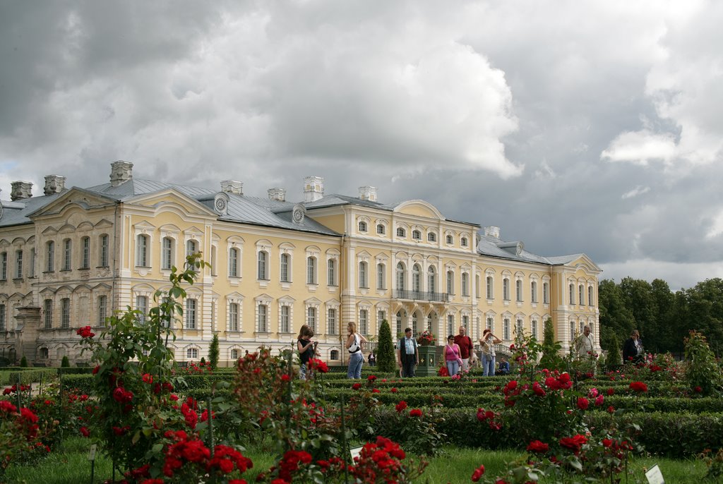 Karaliskais Rundāles pils dārzs (Royal Garden of Rundale Castle) by Maris Celmins