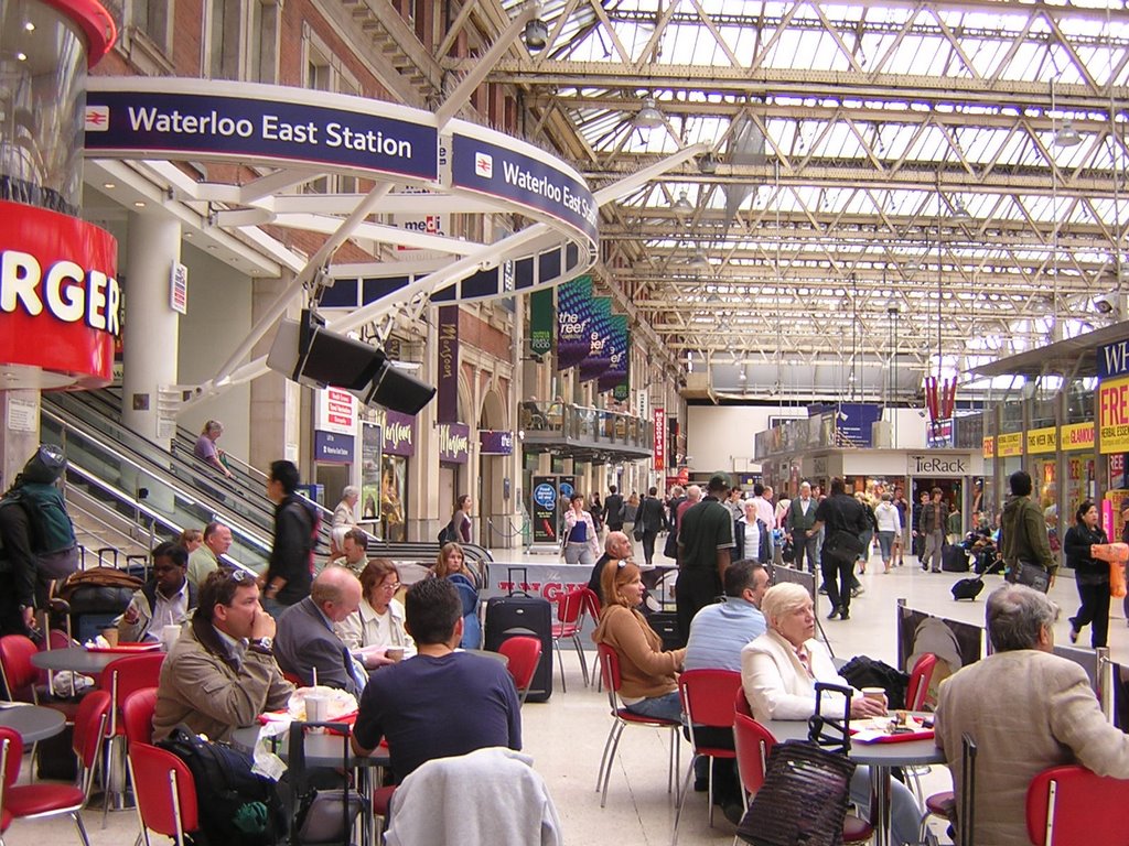 London, Waterloo East Station by Vicente Gutiérrez