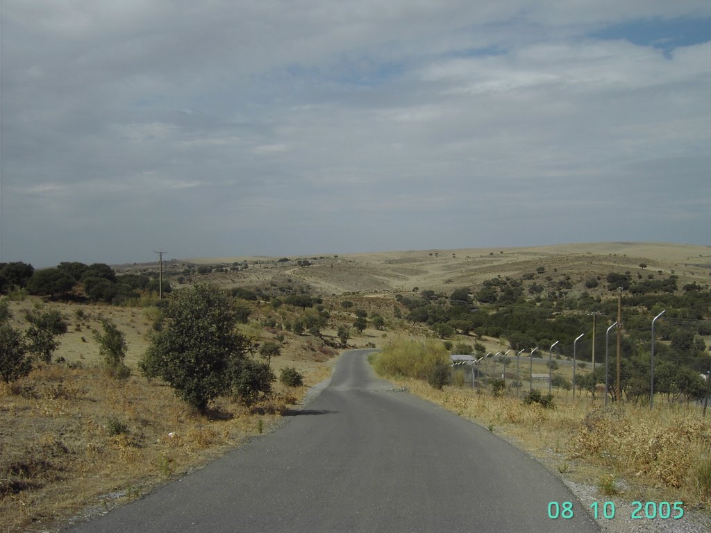 Camino de bajada al Río Guadiloba junto a la presa by jsordono