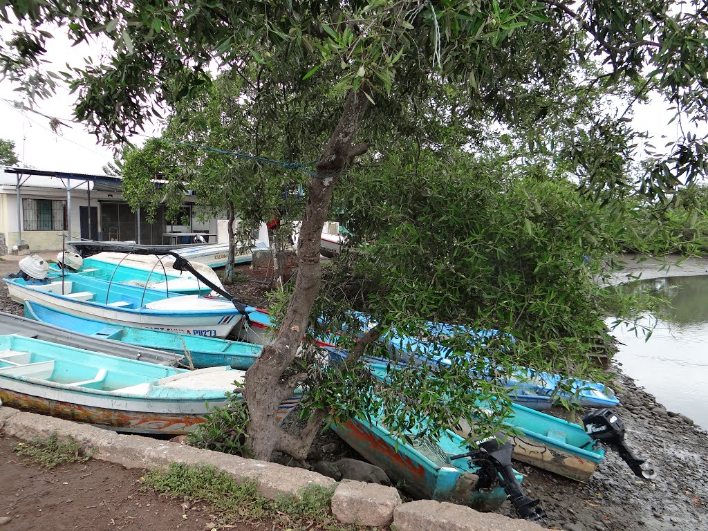 Muelle de Chomes, Puntarenas by Gino Vivi