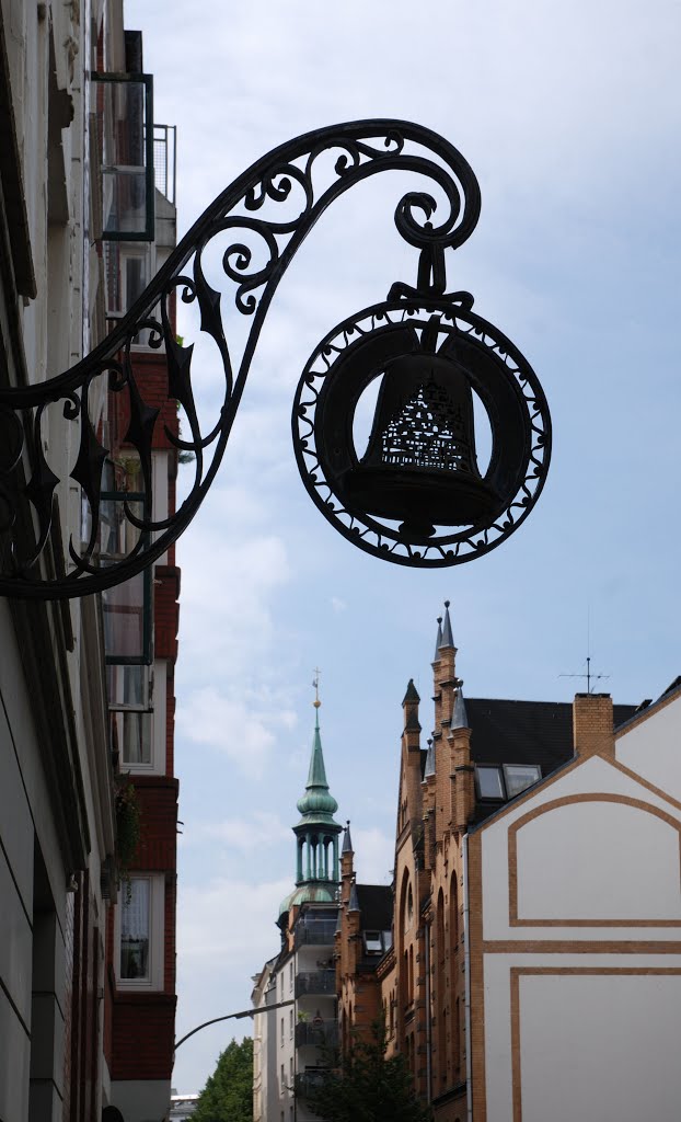 Nasenschild "Dresdner Glocke" in Hamburg-St. Georg by vp_hmbg-PRO PANORAMIO