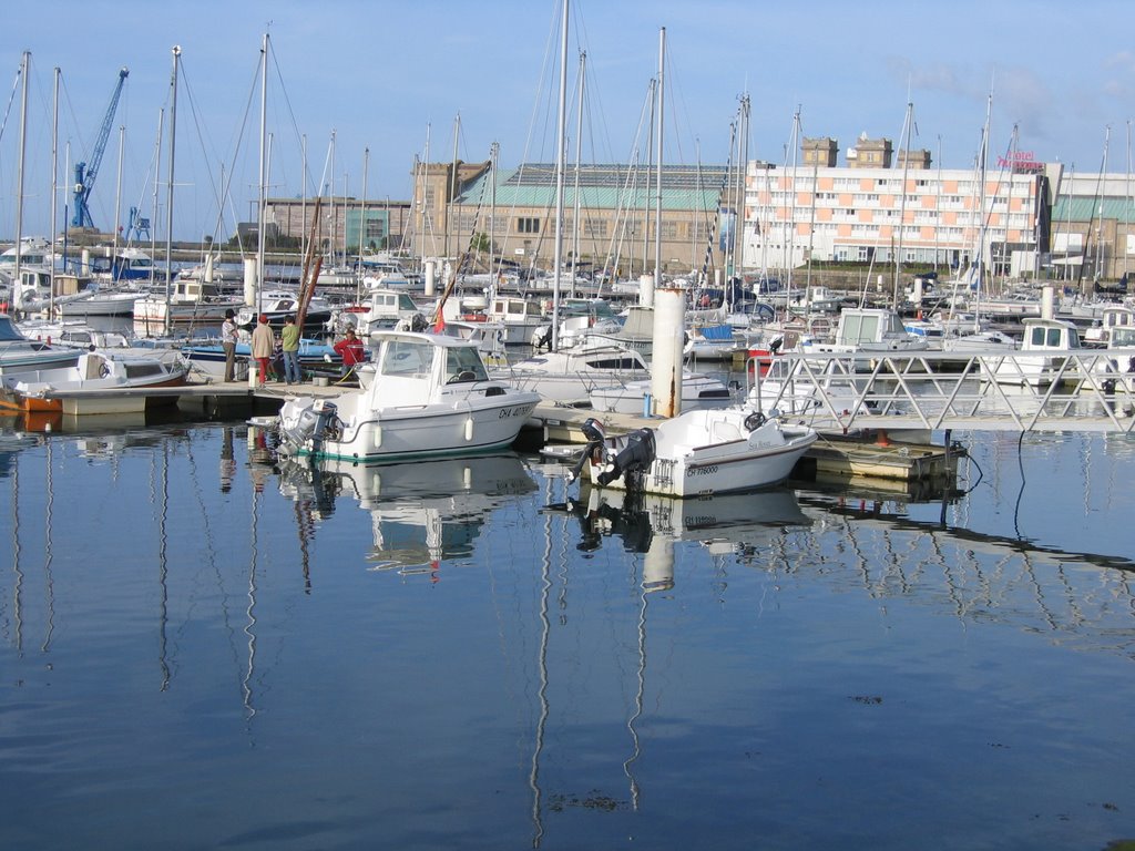 Cherbourg le port. by Michel ODIC