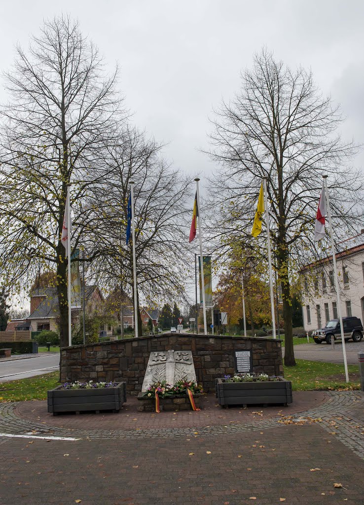 Monument WO I WO II Linkhout ,België by Henri Van Ham