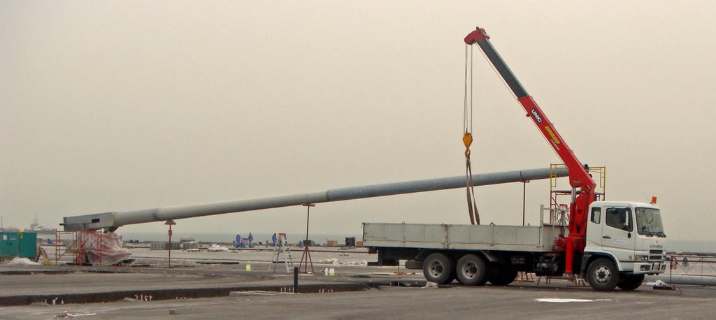 Erection of high mast lighting M2, Hidd Port, 30April2008 by hiddport