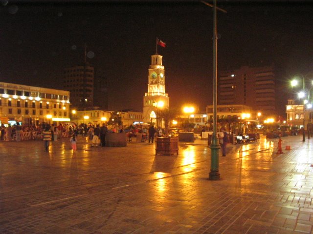 Plaza Prat en la noche by Héctor Guillermo Riv…