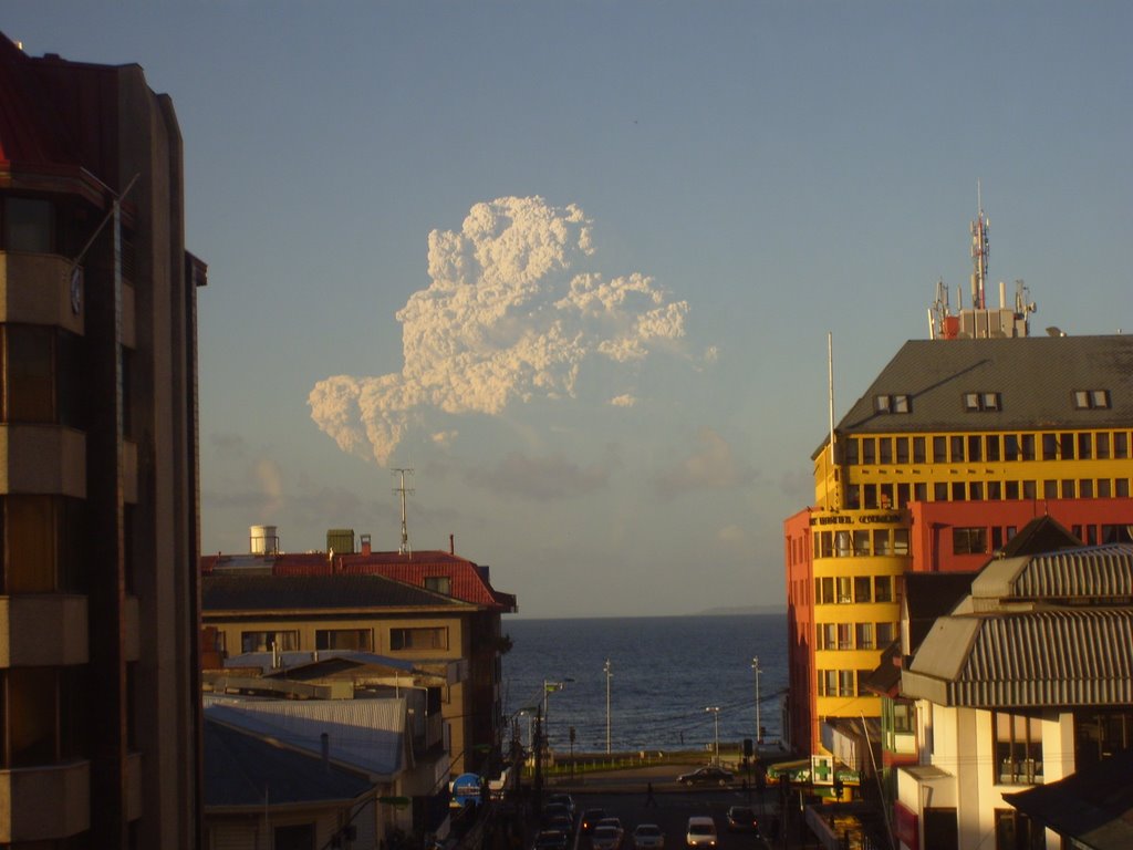 Erupción del Volcán Chaitén desde edificio Campanario. by pablotortella