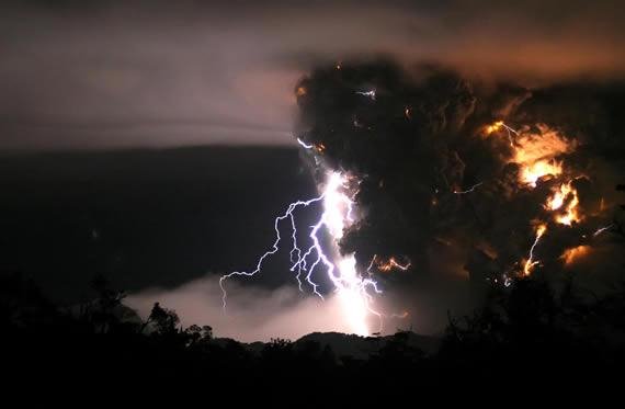 Erupción Volcan Chaitén y Tormenta Eléctrica by ccpena